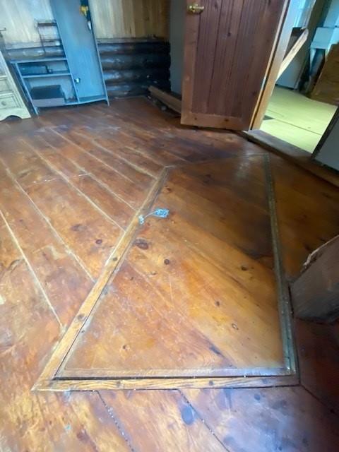 Trap door in second bedroom, great for moving furniture upstairs